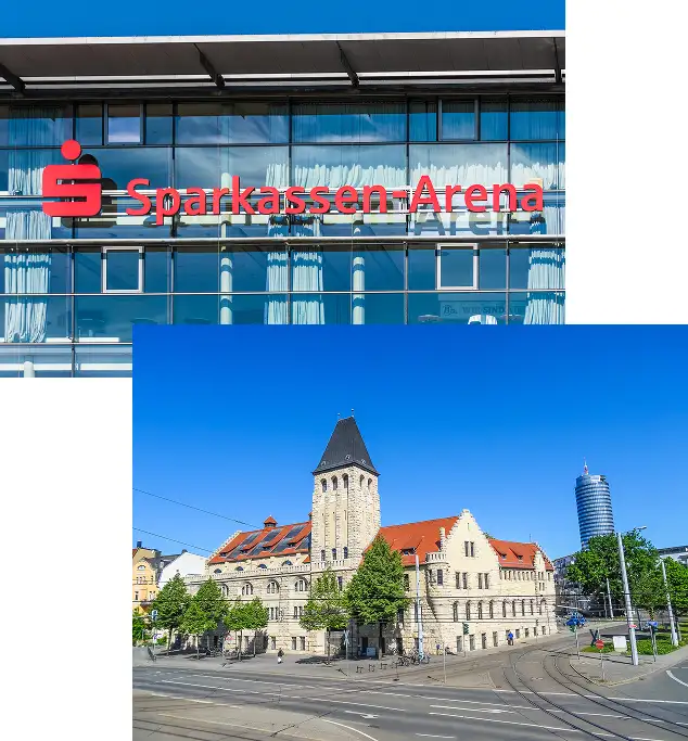 Eine Glasfassade mit dem rot leuchtenden Schriftzug „Sparkassen-Arena“ oben im Bild sowie ein historisches Gebäude mit rotem Dach und mittigem Turm im unteren Teil, aufgenommen bei strahlend blauem Himmel in einer urbanen Umgebung.