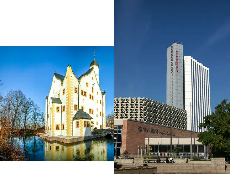 Barockes Wasserschlösschen im Sonnenlicht mit Spiegelung im Wassergraben, daneben modernes Hochhaus und brutalistische Fassade eines Einkaufszentrums